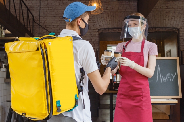 大手外食起業、料理宅配へ続々参入